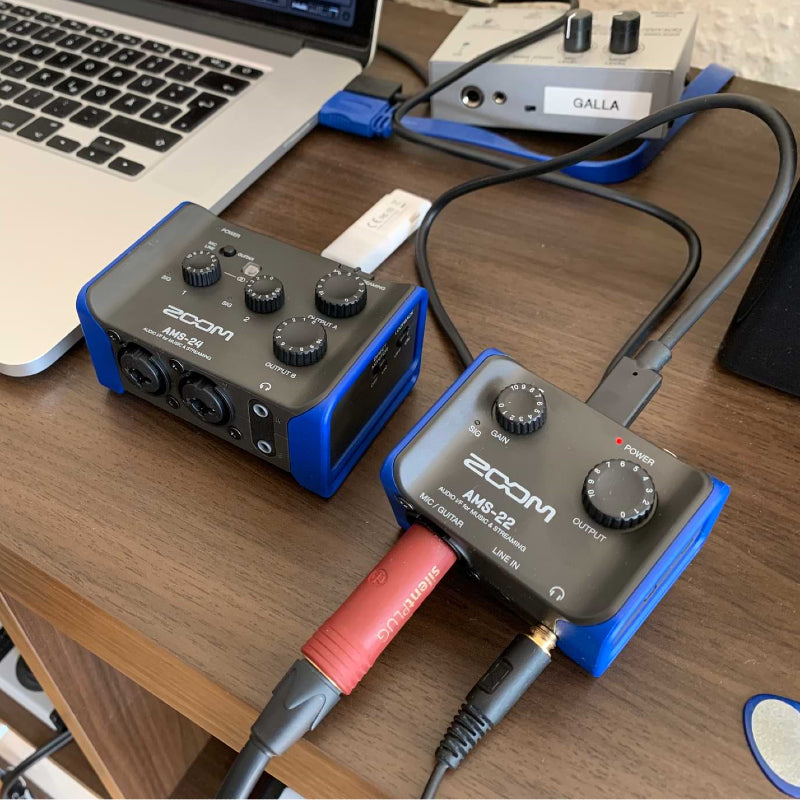 Zoom AMS-22 2-in/2-out USB-C Mobile recording or Live streaming audio interface Zoom AMS-22 2-in/2-out USB-C Mobile recording or Live streaming audio interface